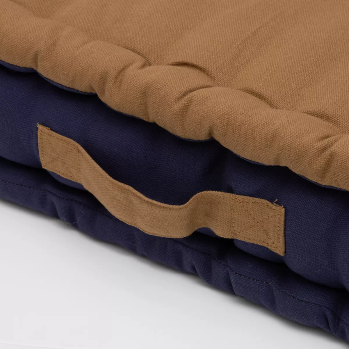 Quadratisches Bodenkissen aus Baumwolle (50 x 50 cm) Pixel zweifarbig Camel / Nachtblau