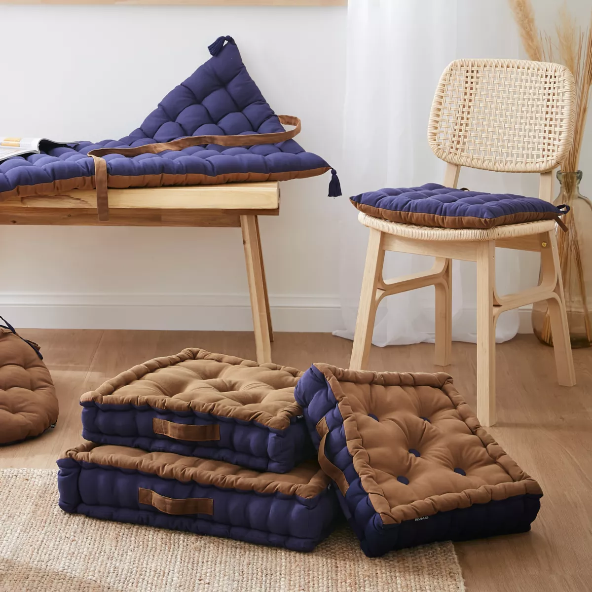 Quadratisches Baumwoll-Bodenkissen (50 x 50 cm) Pixel zweifarbig Camel / Nachtblau