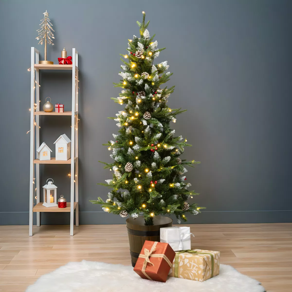Verlichte en versierde Kunstkerstboom H150 cm Tallinn Groen spar