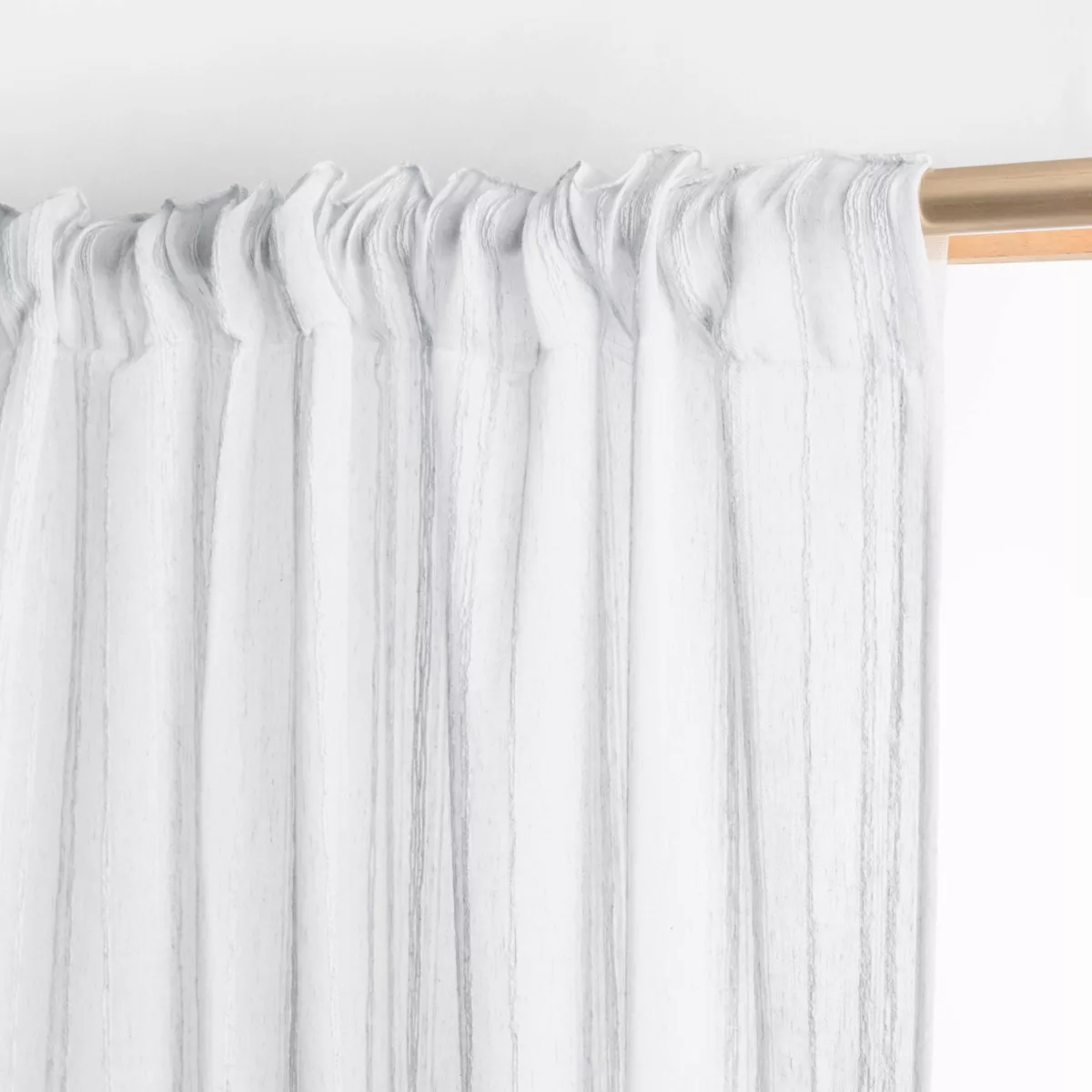 Tenda trasparente con passanti, in morbido voile con strisce effetto di