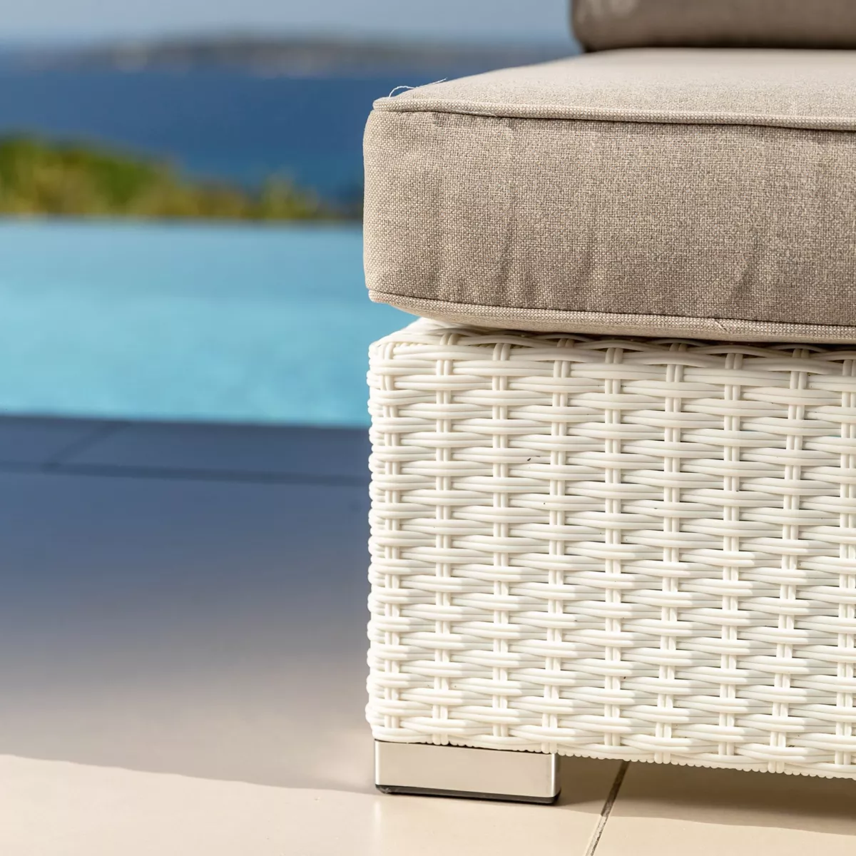 Chauffeuse de jardin en résine tressée Palma Blanc et taupe