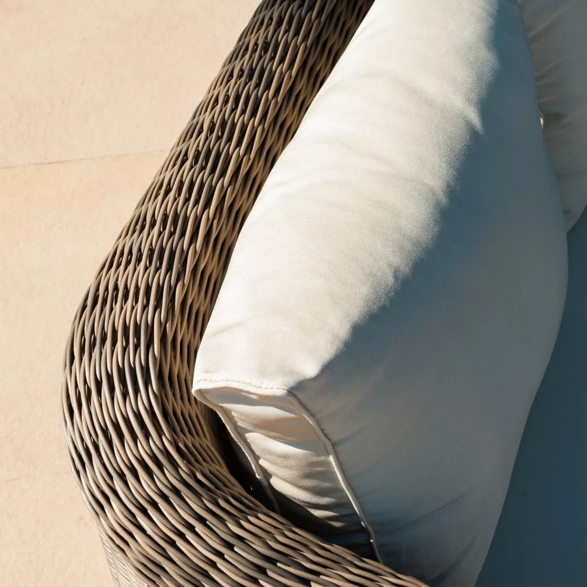 Sillón de jardín de resina trenzada Calvi Sepia y beige