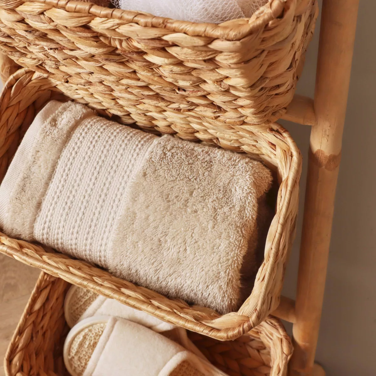 3 Körbe Regal geneigt aus Bambus und Wasserhyazinthe (40 x H92 cm) Bali