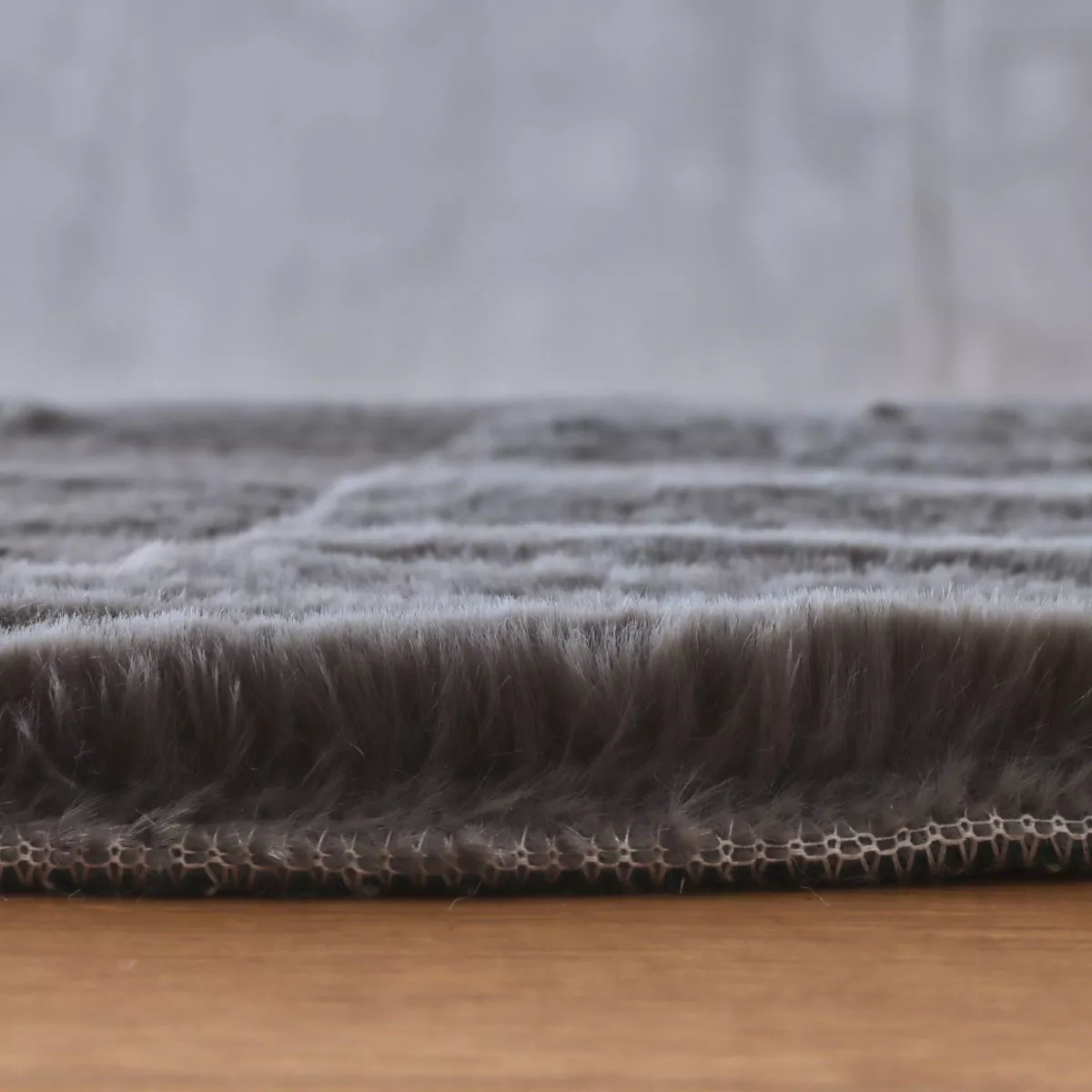Tapis rectangulaire fausse fourrure (140 x 200 cm) Finn Gris anthracite