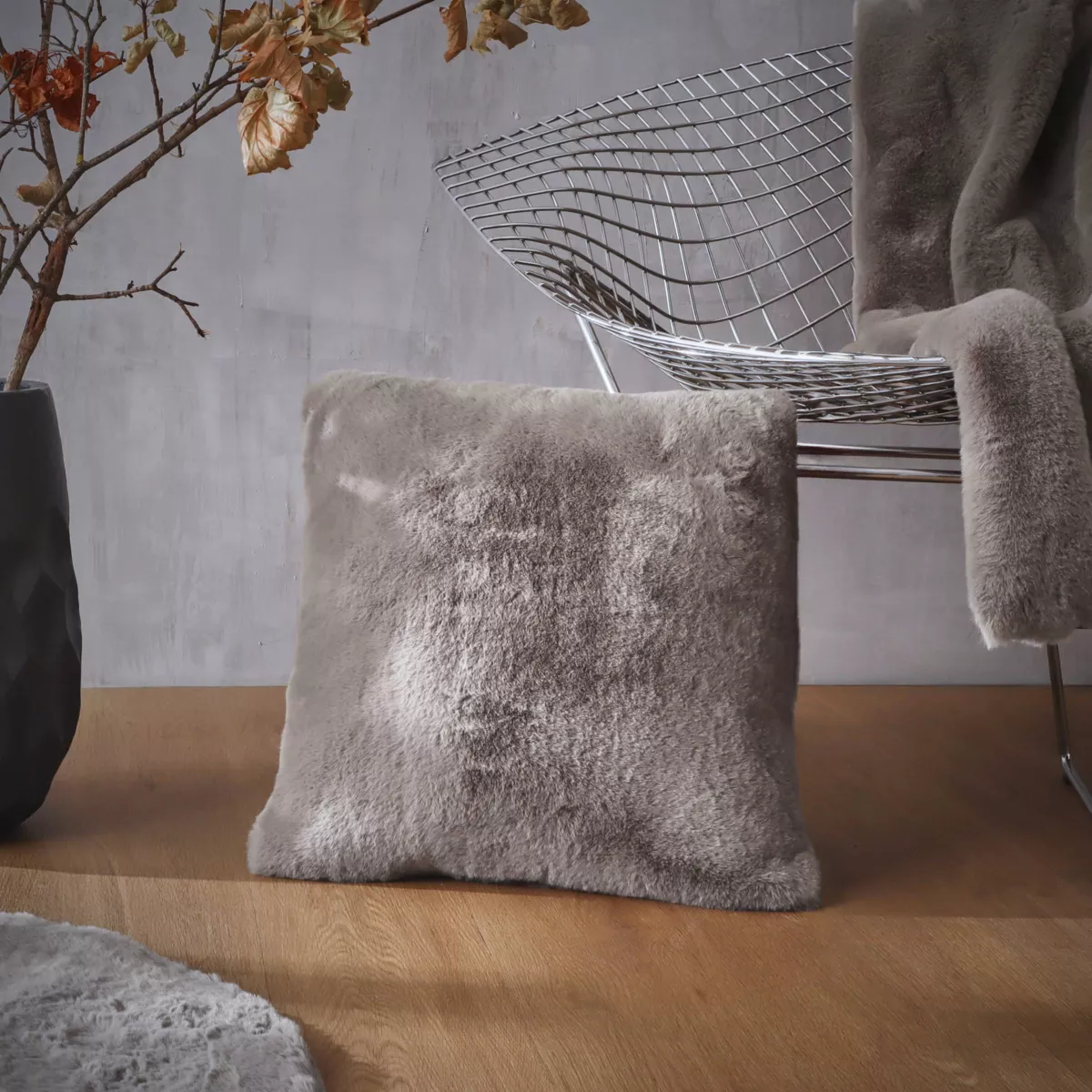 Coussin carré fausse fourrure (45 x 45 cm) Finn Taupe