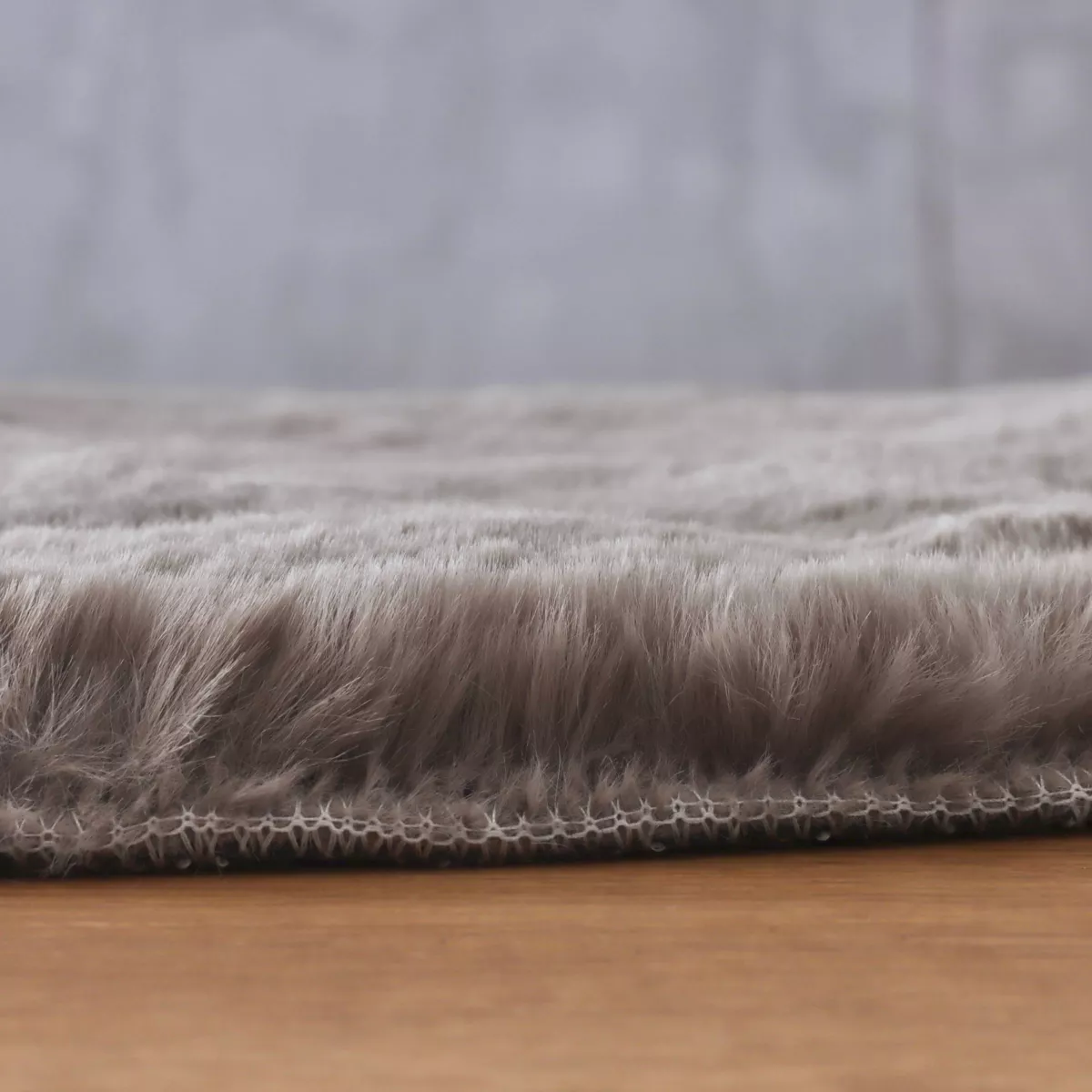 Tapis rectangulaire fausse fourrure (140 x 200 cm) Finn Taupe