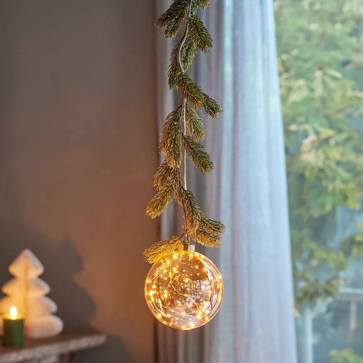 Sospensione luminosa a batteria 30 LED (D14 cm) Abete e Sfera Bianco caldo
