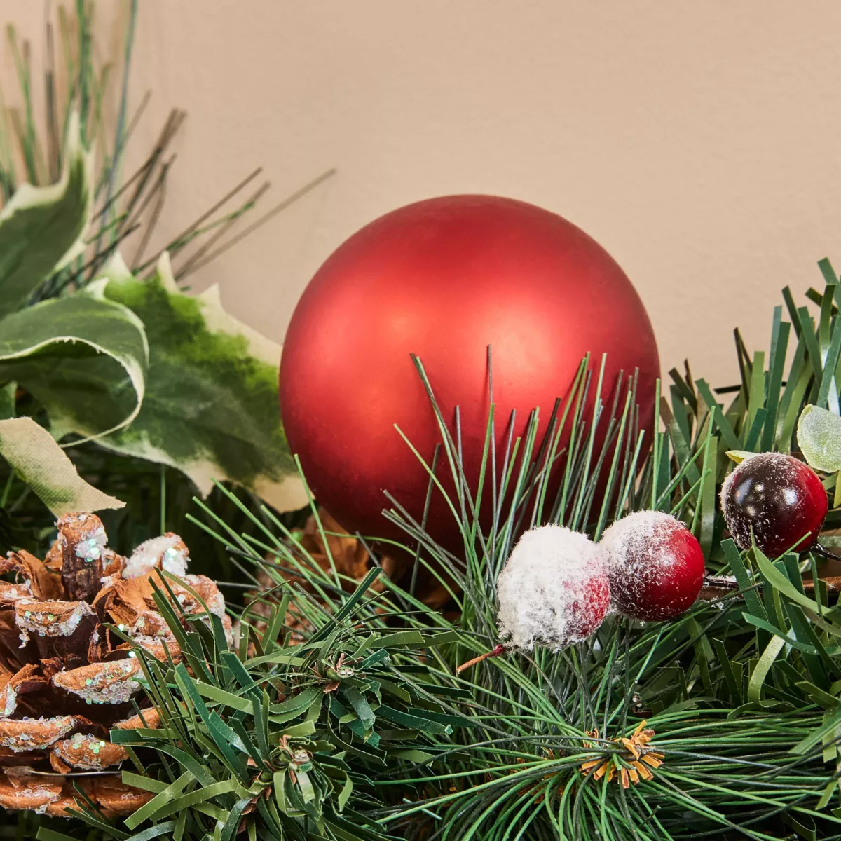 Versierde guirlande Kerstballen en dennenappels 2