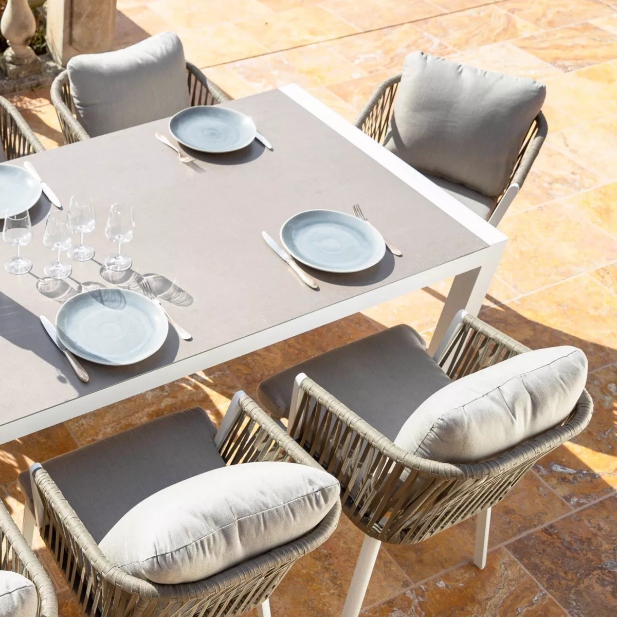 Table de jardin extensible en aluminium 12 places (180/240/300 x 96 cm) Amalfi Blanc et taupe