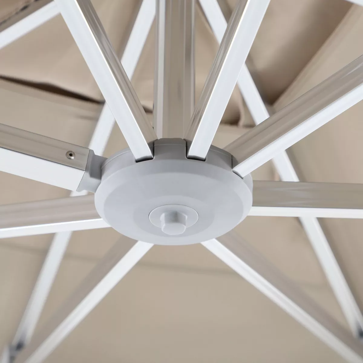 Parasol déporté carré aluminium avec pied (3 x 3 m) Elyra Blanc et Taupe