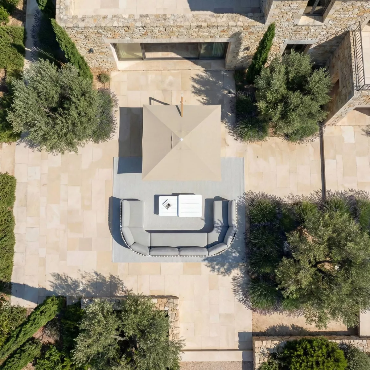 Ombrellone sporgente quadrato in alluminio con base (3 x 3 m) Elyra effetto legno e Tortora