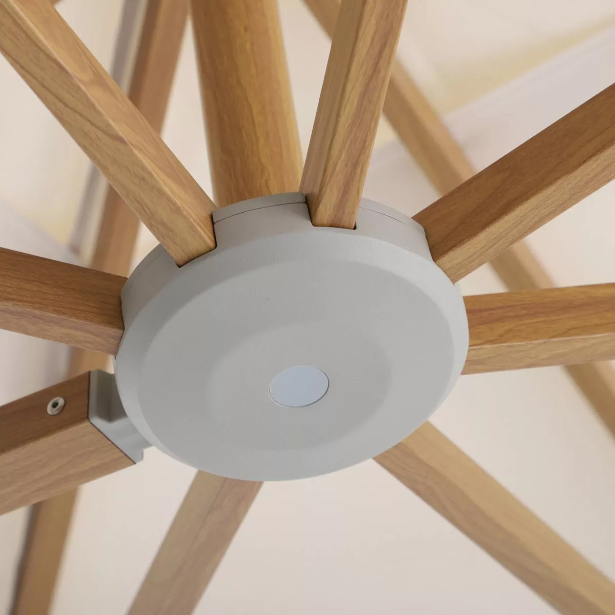 Quadratischer Aluminium-Cantilever-Sonnenschirm mit Ständer (3 x 3 m) Elyra in Holzoptik und Taupe