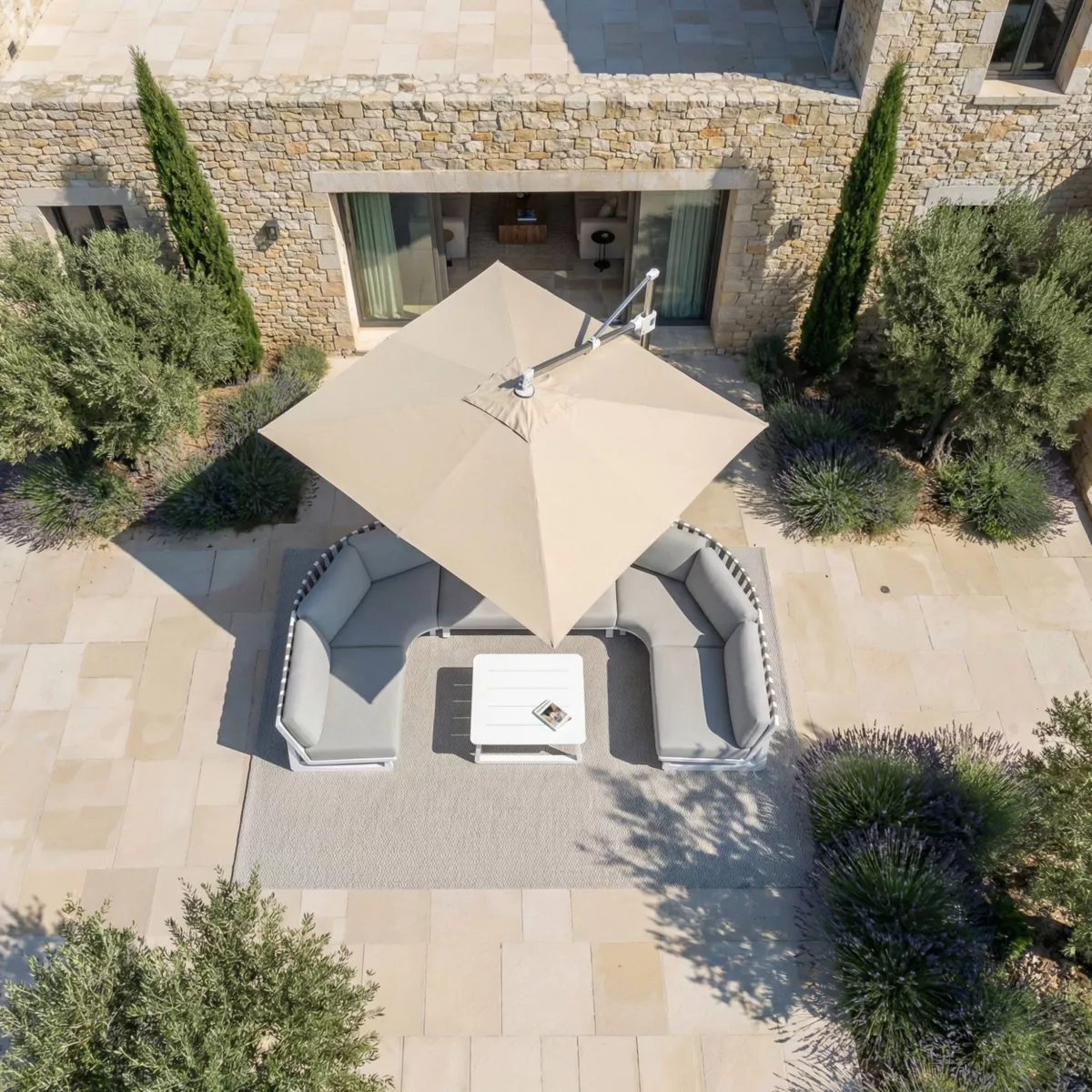 Quadratischer Aluminium-Cantilever-Sonnenschirm mit Ständer (3 x 3 m) Elyra in Glänzendem Metall und Beige