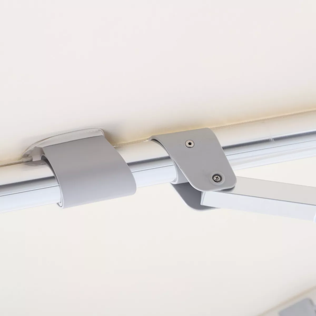 Quadratischer Aluminium-Cantilever-Sonnenschirm mit Ständer (3 x 3 m) Elyra in Glänzendem Metall und Weiß