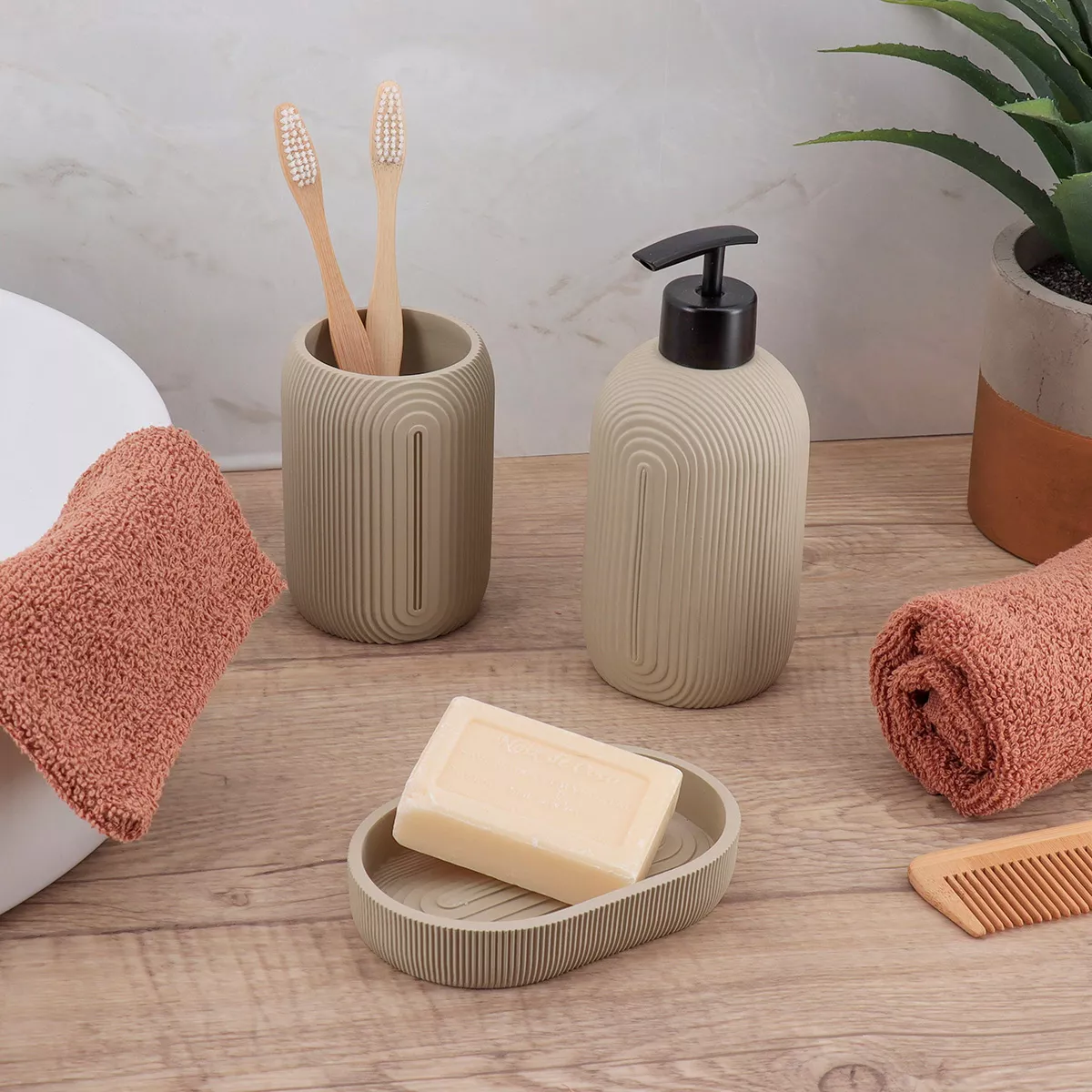 Set bicchiere distributore e porta sapone in resina Minimalist geometrico Beige