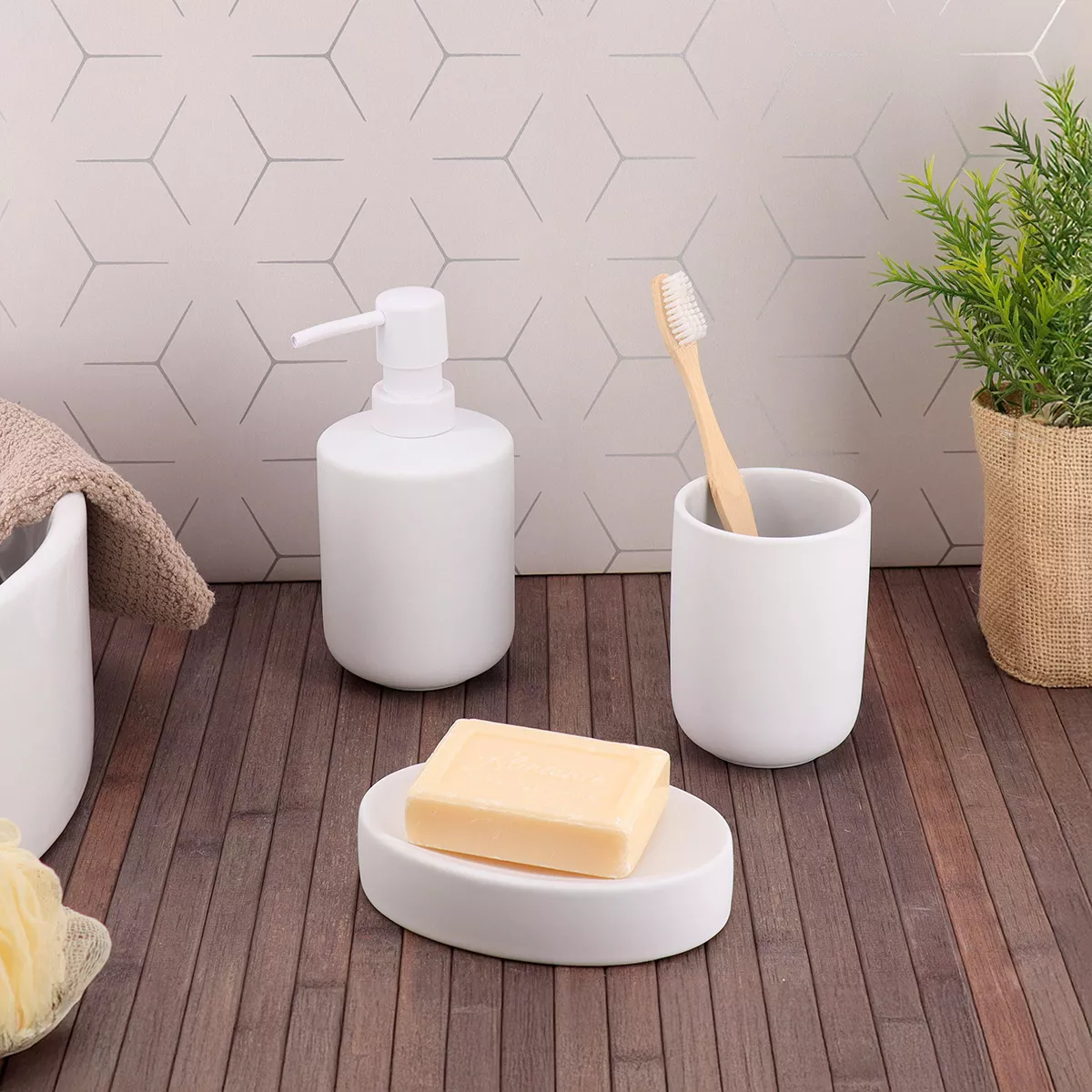 SET GOBELET DISTRIBUTEUR A SAVON ET PORTE SAVON GRES EFFET RUBBER - BLANC