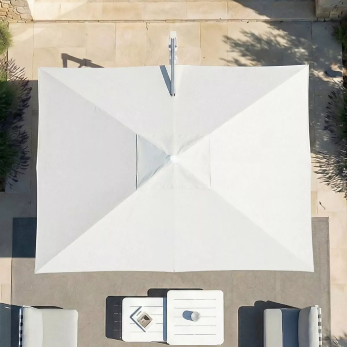 Rechteckiger Aluminium-Cantilever-Sonnenschirm mit Ständer (3 x 4 m) Elyra Glänzendes Metallisiertes und Weiß