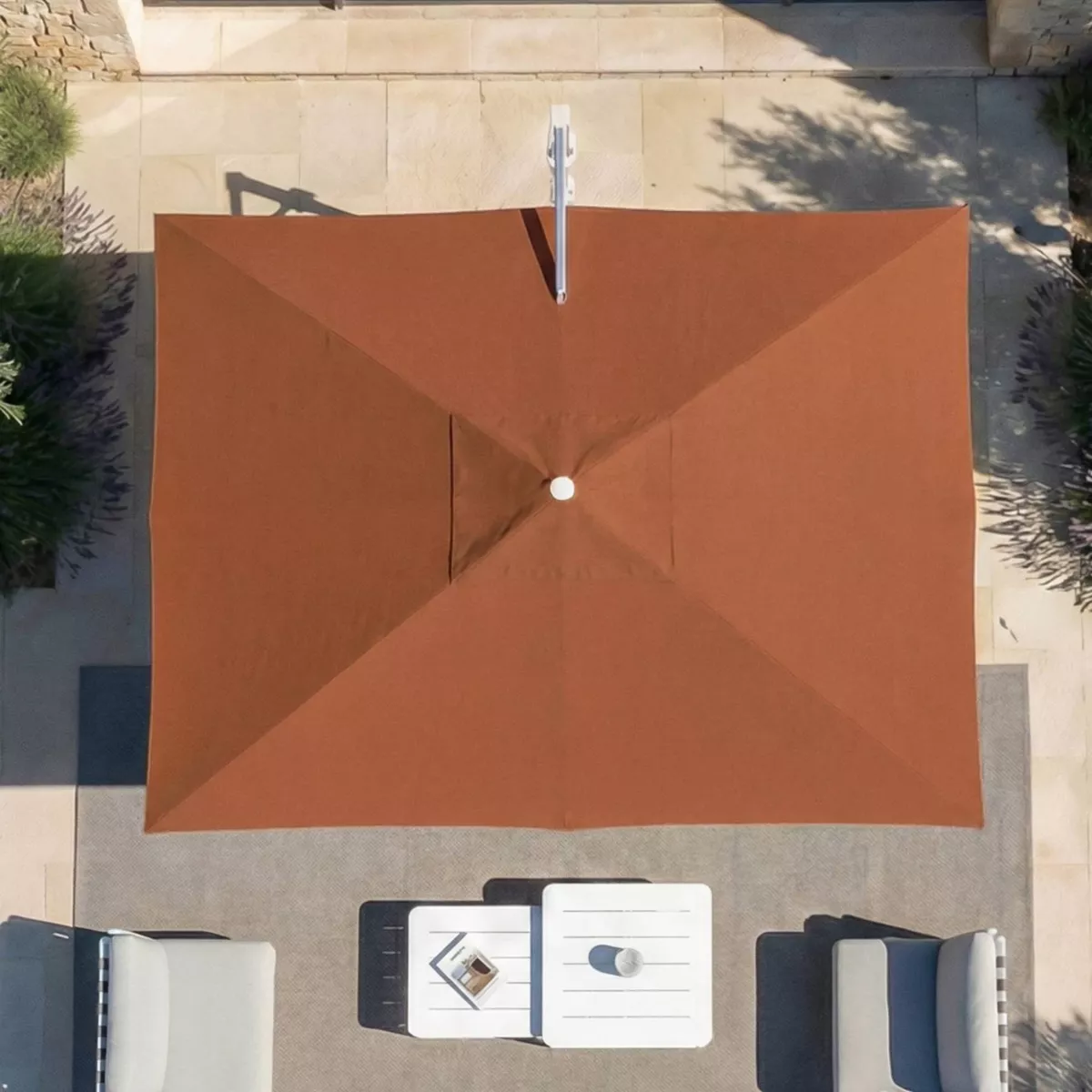 Parasol déporté rectangulaire aluminium avec pied (4 x 3 m) Elyra Métallisé brillant et Terracotta