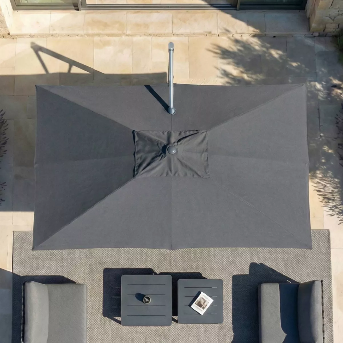Rechteckiger Aluminium-Cantilever-Sonnenschirm mit Ständer (3 x 4 m) Elyra Glänzendes Metall und Anthrazit
