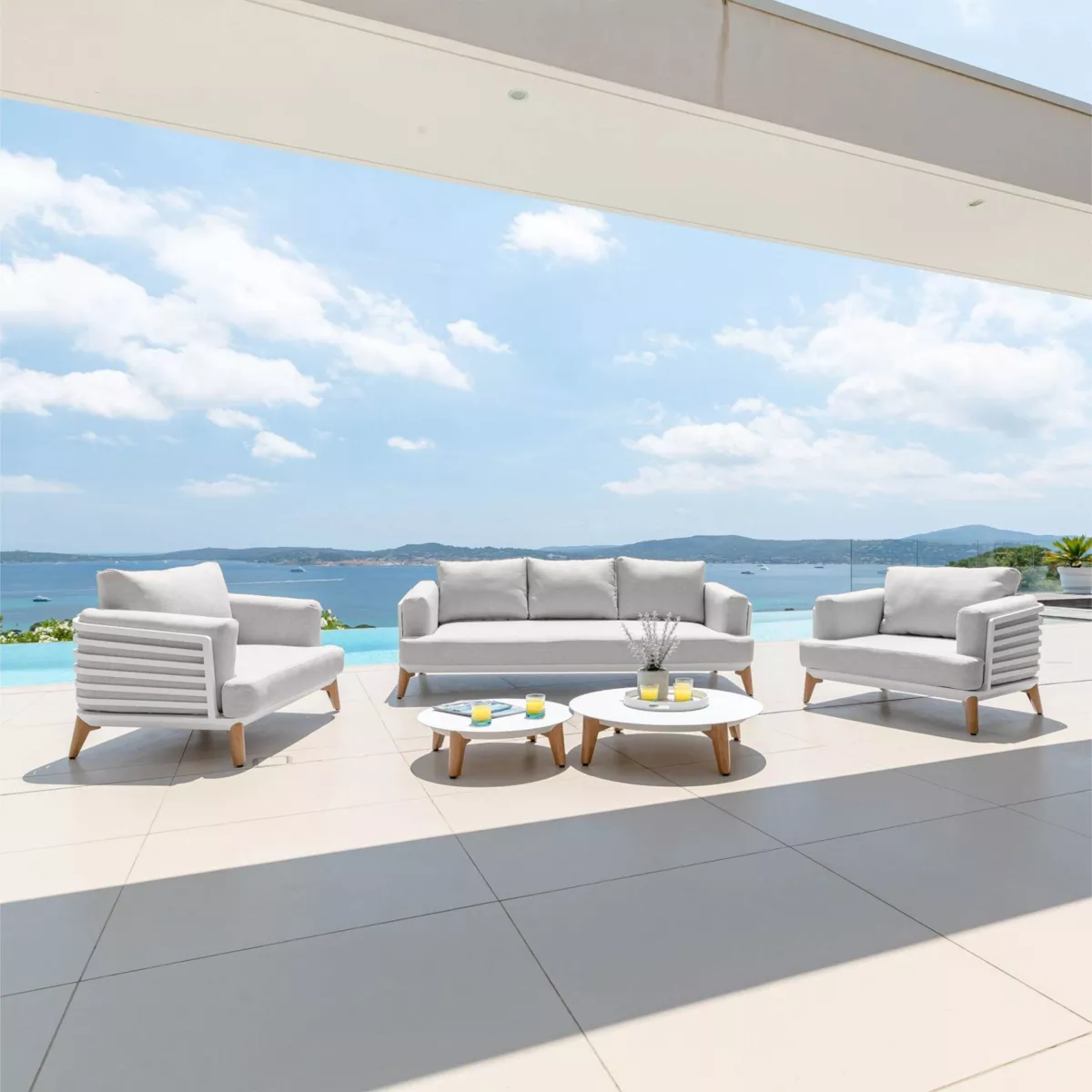 SALON DE JARDIN MONTE-CARLO 5 PLACES STRUCTURE BLANC ET COUSSINS GRIS NUAGE 