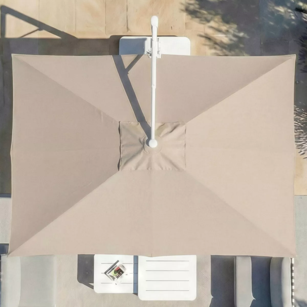 Parasol déporté rectangulaire aluminium avec socle (4 x 3 m) Elyra Blanc et Taupe