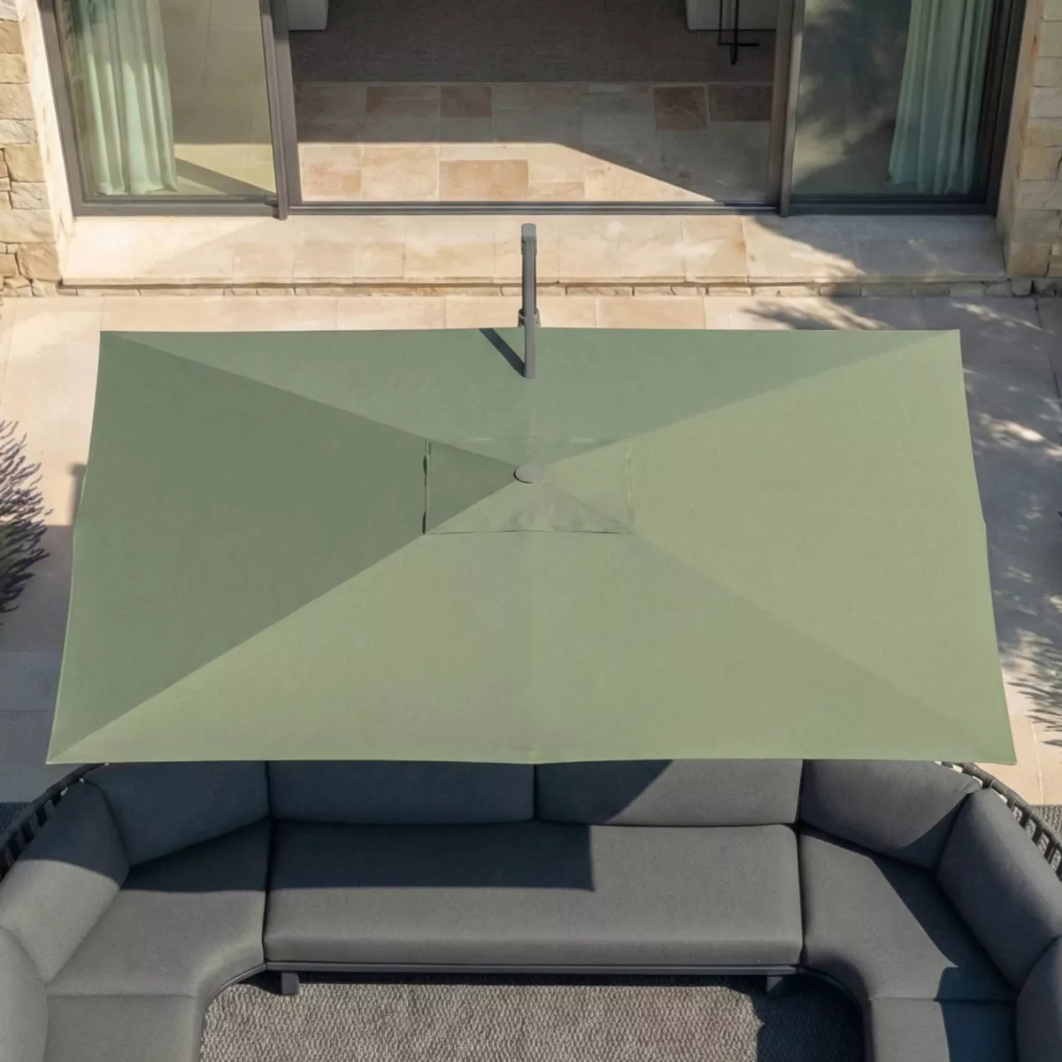 Parasol déporté rectangulaire aluminium avec socle (4 x 3 m) Elyra Anthracite et Vert olive