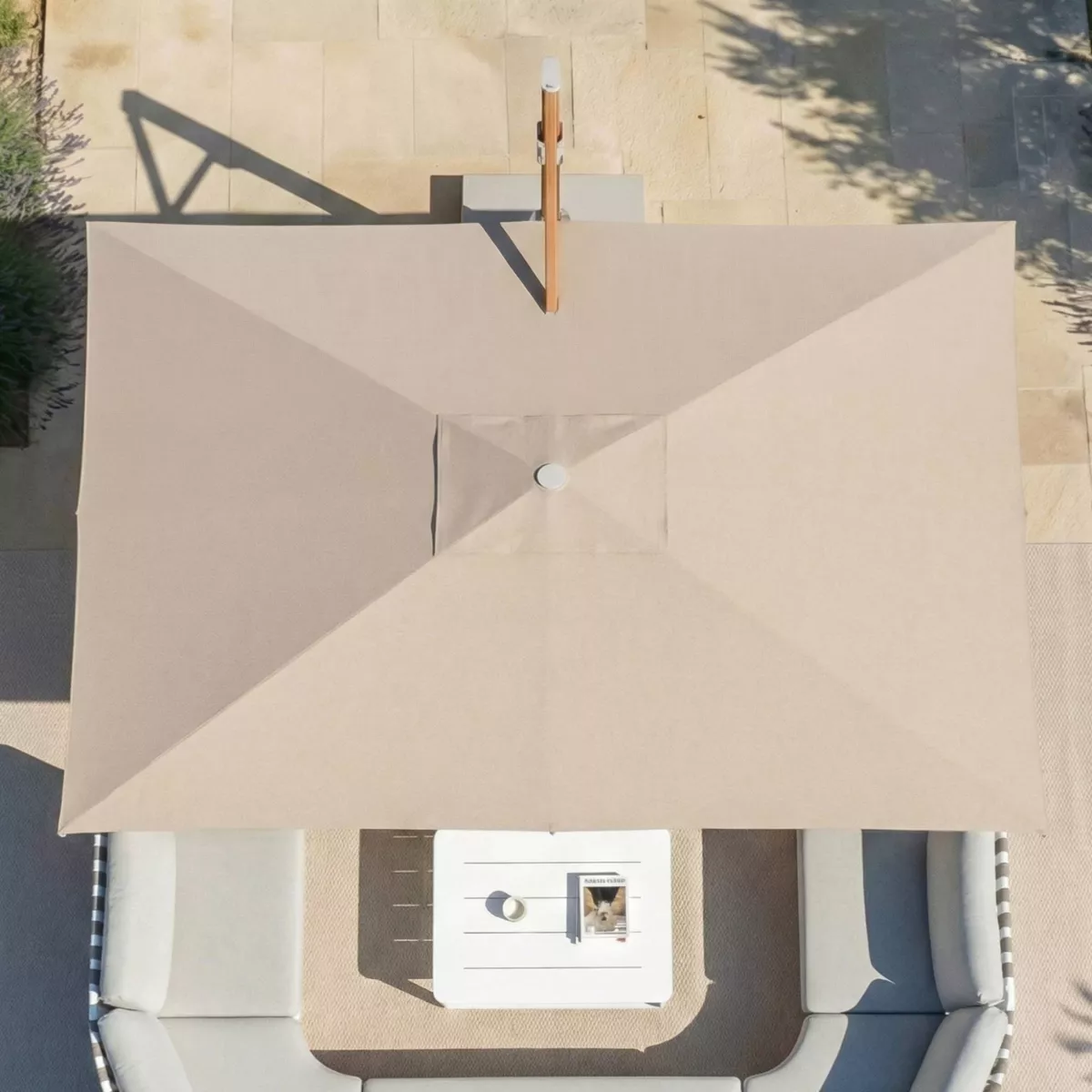 Rechteckiger Aluminium-Cantilever-Sonnenschirm mit Ständer (3 x 4 m) Elyra in Holzoptik und Taupe