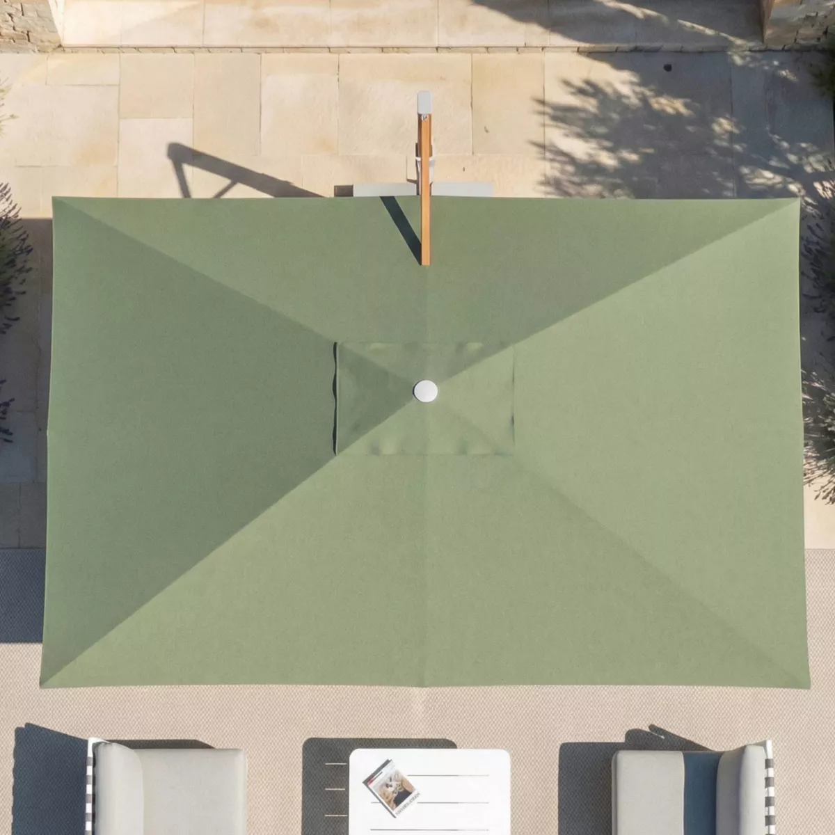 Ombrellone sporgente rettangolare in alluminio con base (3 x 4 m) Elyra effetto legno e Verde oliva