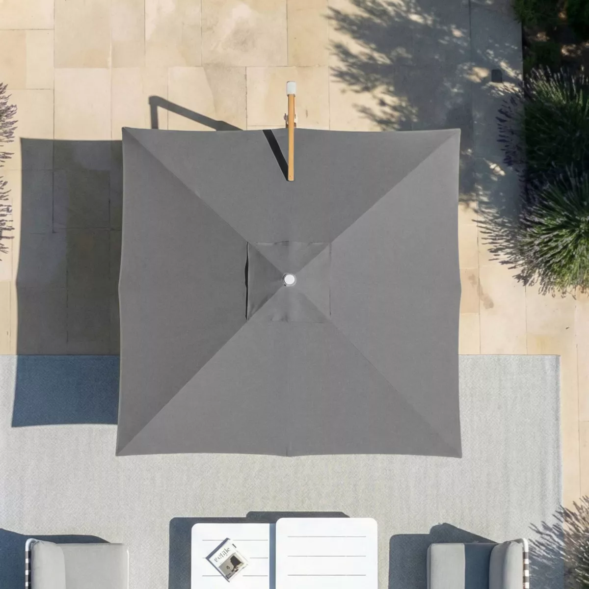 Ombrellone decentrato quadrato in alluminio con base (3 x 3 m) Elyra effetto legno e Antracite