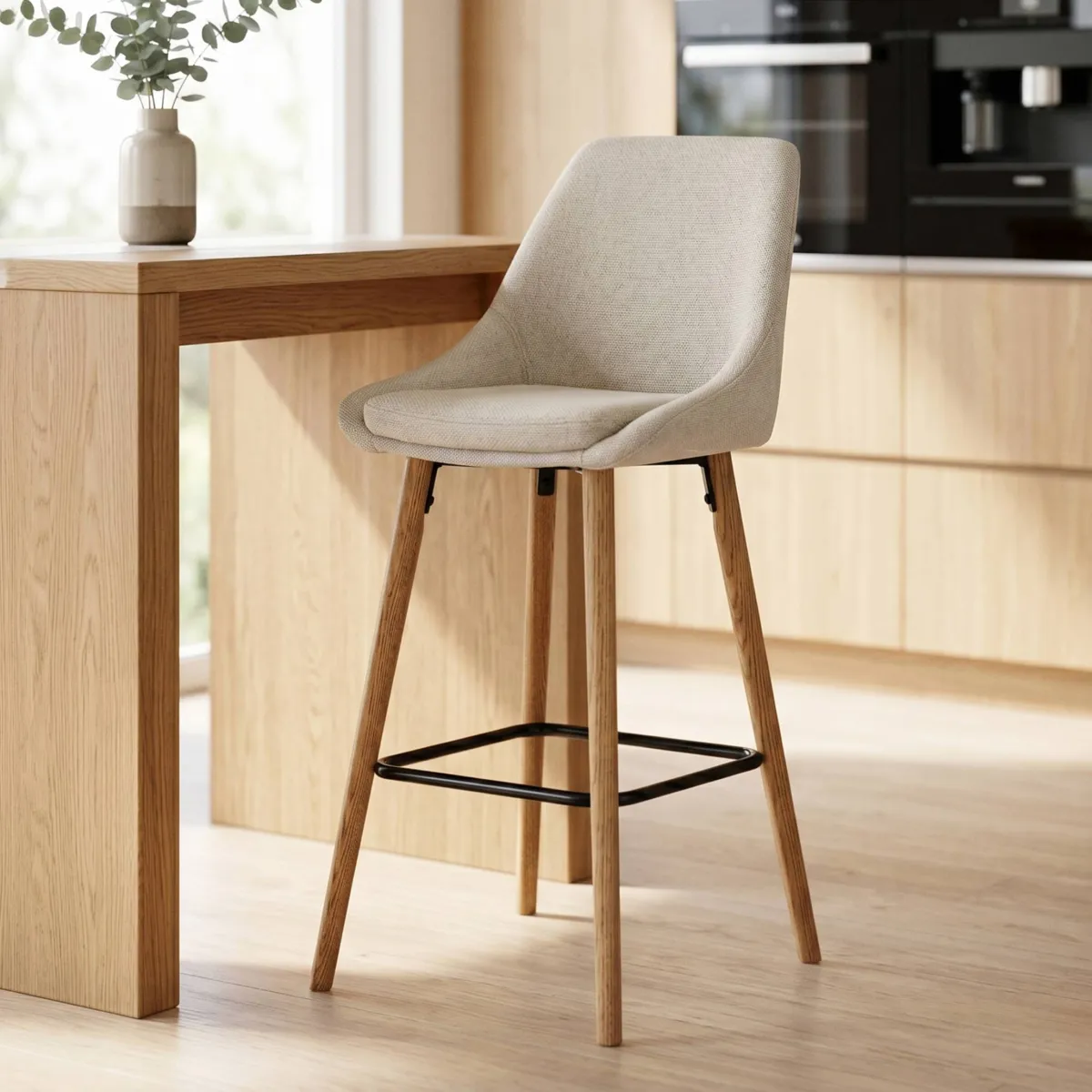 Set di 2 sedie per isola centrale con schienale in tessuto (Altezza seduta 67cm) Juno Crema gambe in rovere