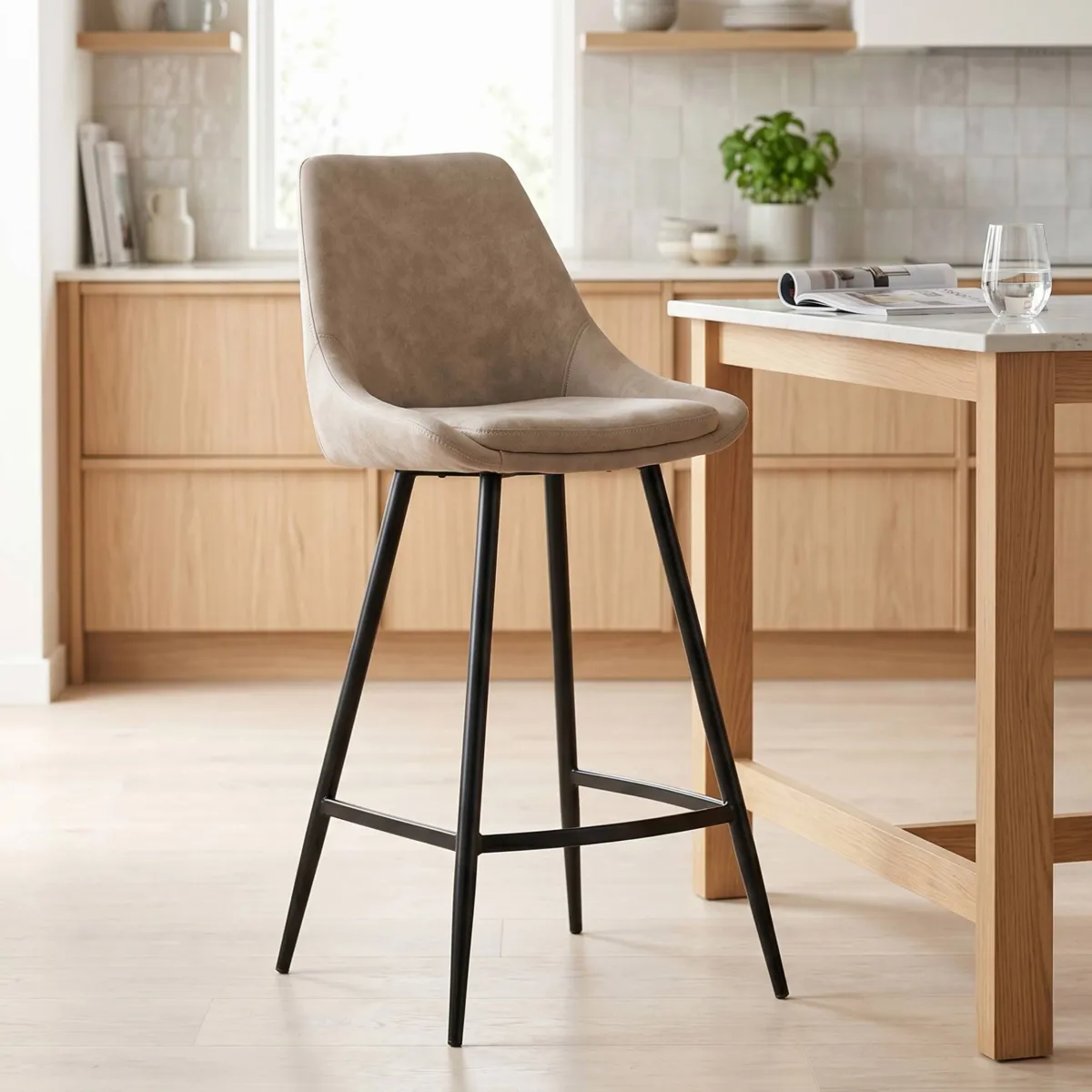 Set di 2 sedie per isola centrale con schienale in tessuto effetto camoscio (Altezza seduta 67cm) Juno Beige