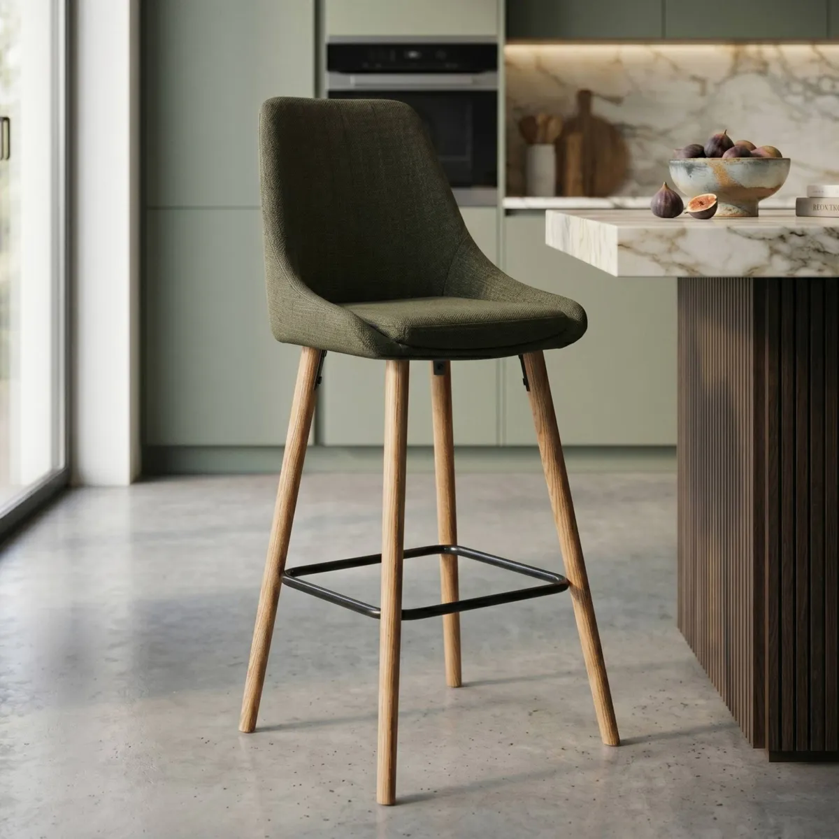 Lot de 2 chaises îlot central avec dossier tissu (Assise 67cm) Juno Vert kaki pied chêne