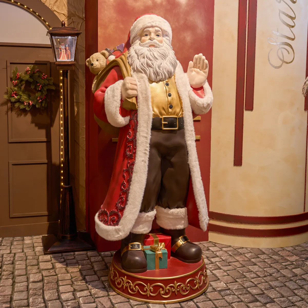 Père Noël traditionnel Géant (H170 cm) Tournée de cadeaux