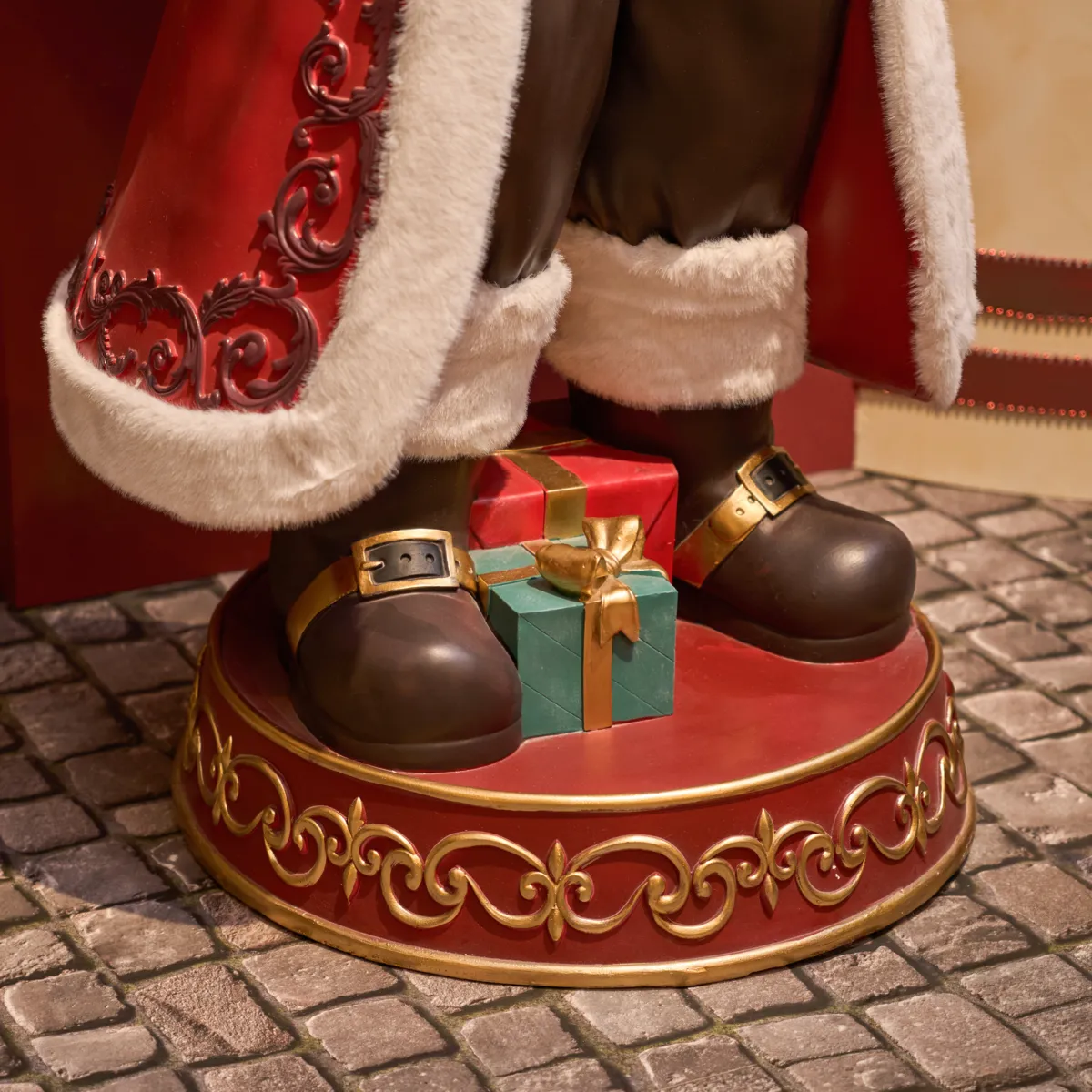 Père Noël traditionnel Géant (H170 cm) Tournée de cadeaux