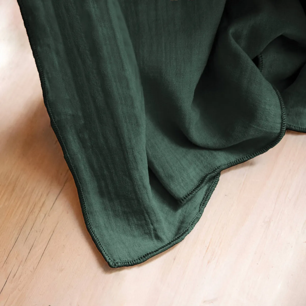 Nappe carrée gaze de coton (180 x 180 cm) Gaïa Vert sapin