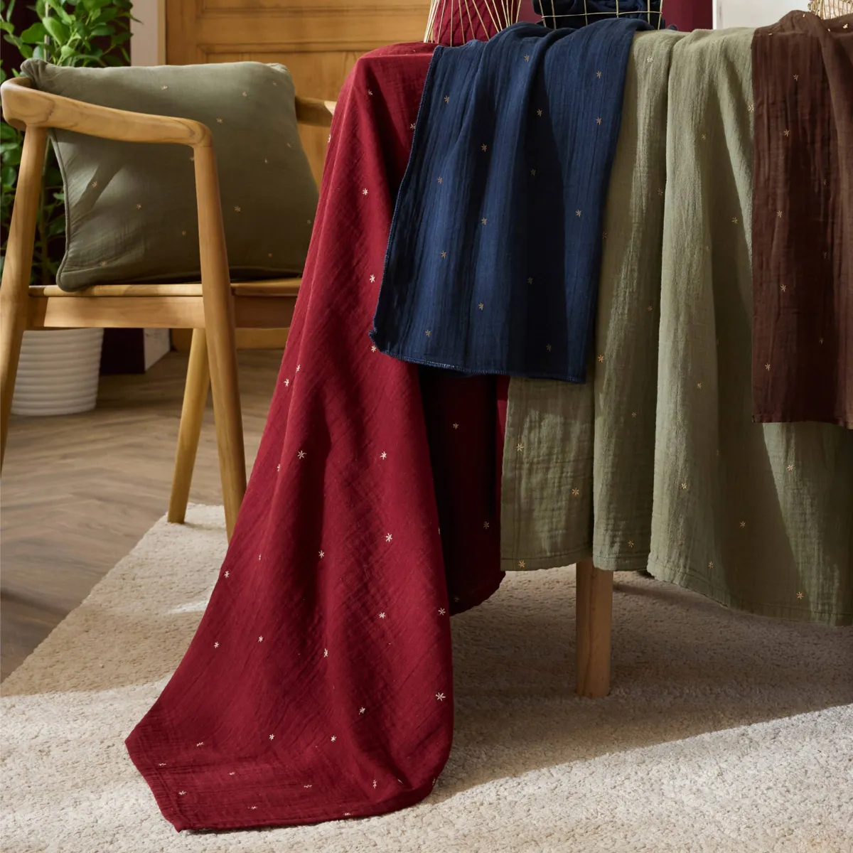 EM - Nappe carrée 180 x 180 cm Gaze de coton brodée GAIA ETOILES Lie de vin