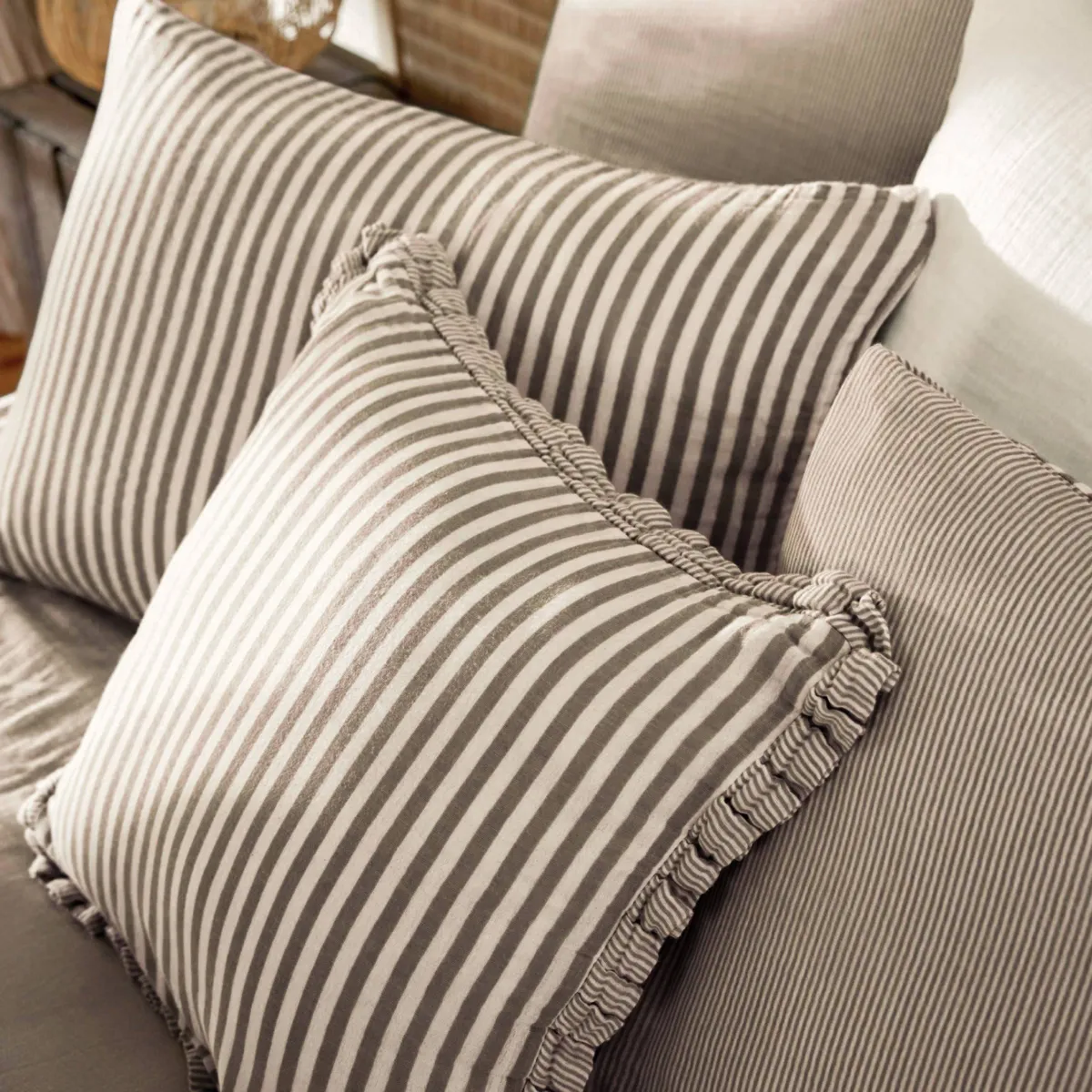 EM - Coussin déhoussable avec froufrous 40 x 60 cm Gaze de coton tissée teinte GAIA RAYURES Brun