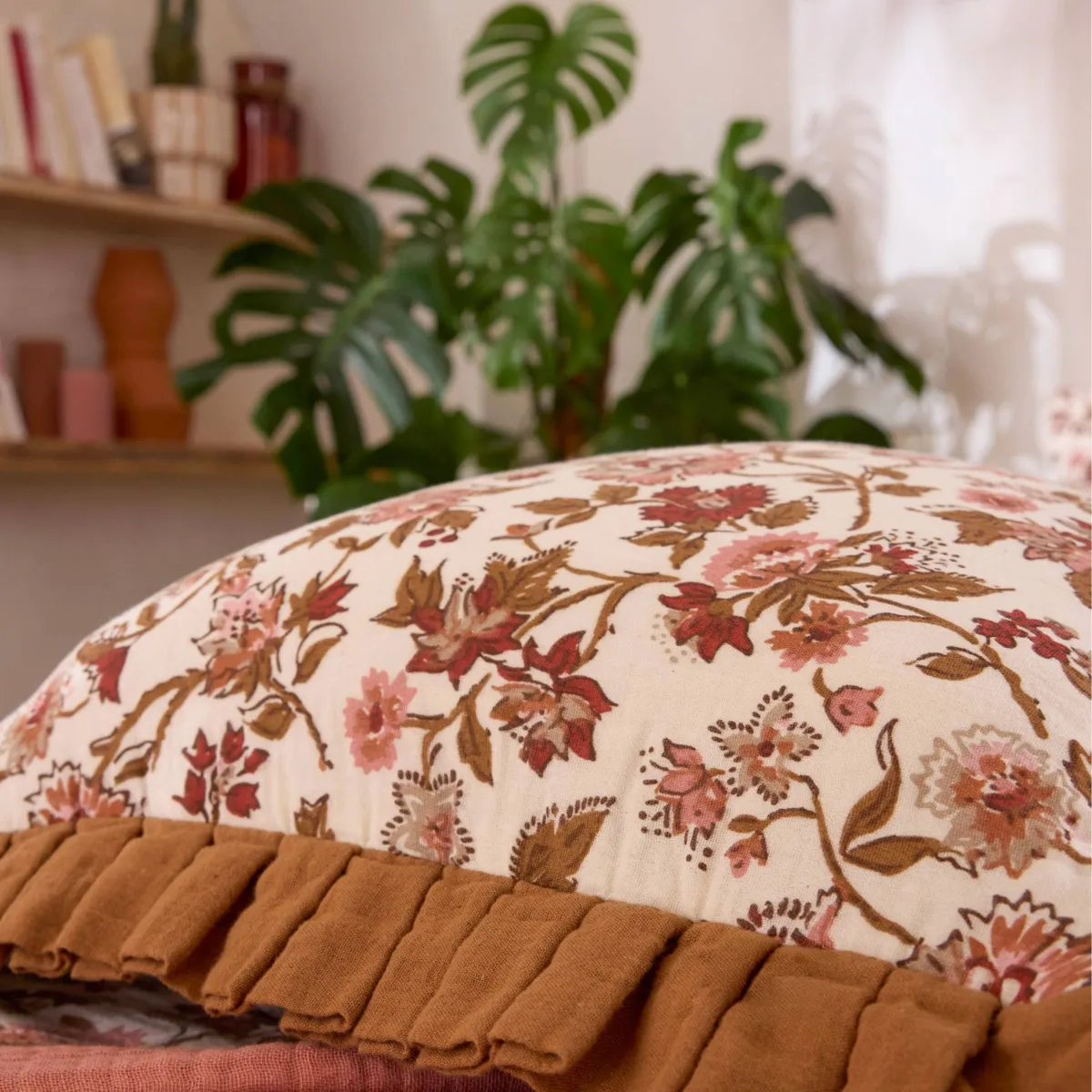 EM - Coussin déhoussable avec froufrous 40 x 60 cm Gaze de coton imprimée GAIA DAHLIA