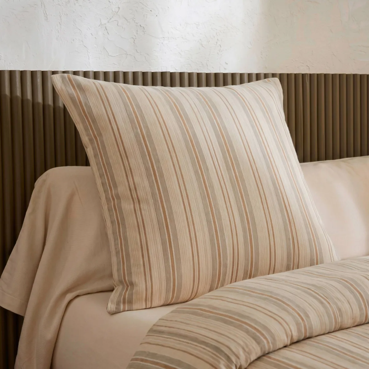 Federa quadrata in flanella di cotone (63 x 63 cm) Nina righe beige