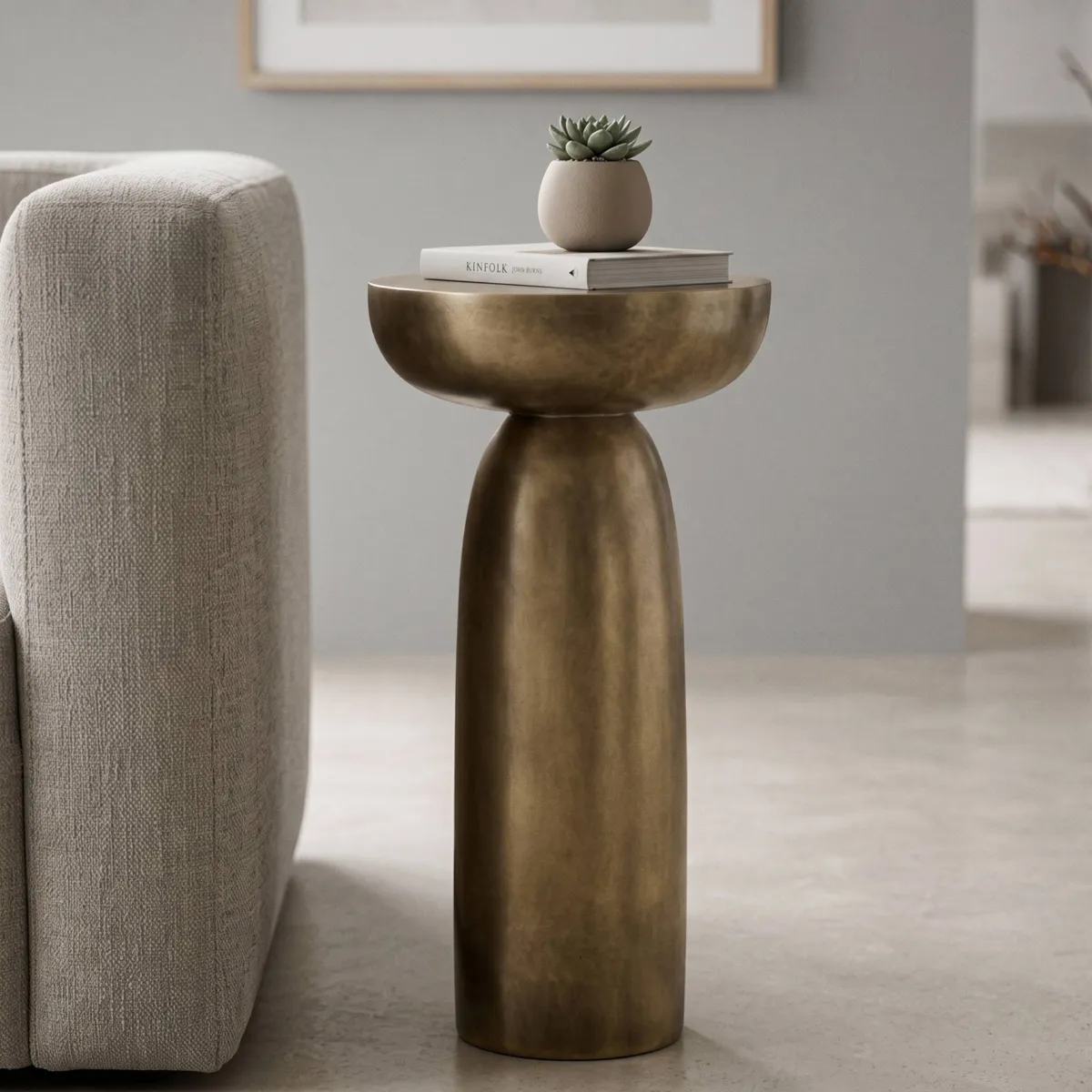 Tavolino d'appoggio rotondo in magnesio ossidato (H61,5 cm) Oros Oro