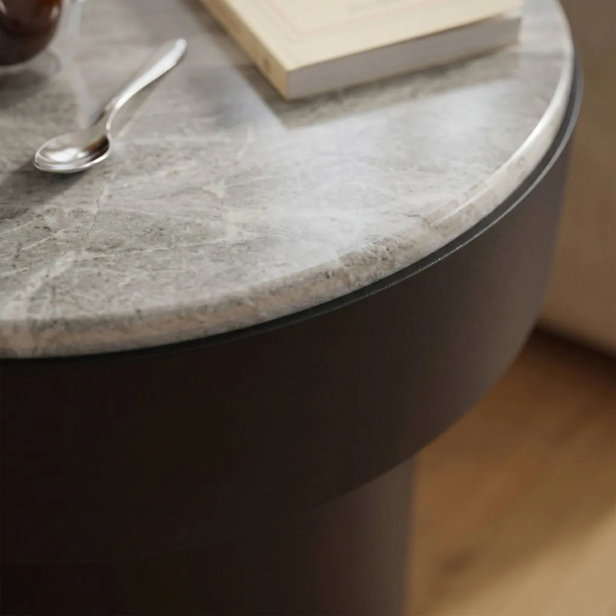 Tavolino rotondo in metallo (H45,5 cm) Eloa Marrone