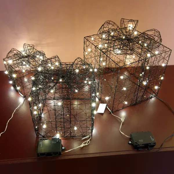 S�t med 3 lysende gaver p� batteri 90 LED (H28 cm) Magisk Varm Hvid