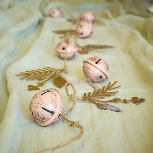 Ghirlanda decorativa in metallo (120 cm) Campanelli e agrifoglio Rosa