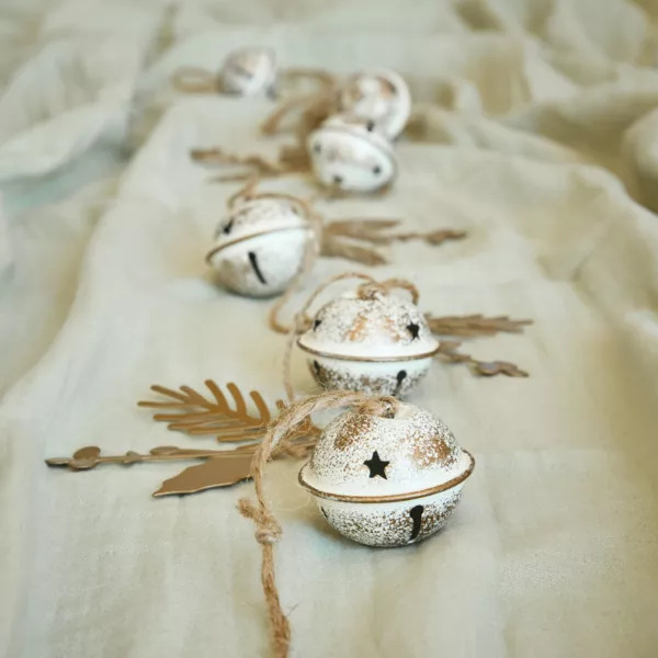 Metalen decoratieslinger (120 cm) Klokjes en hulst Beige