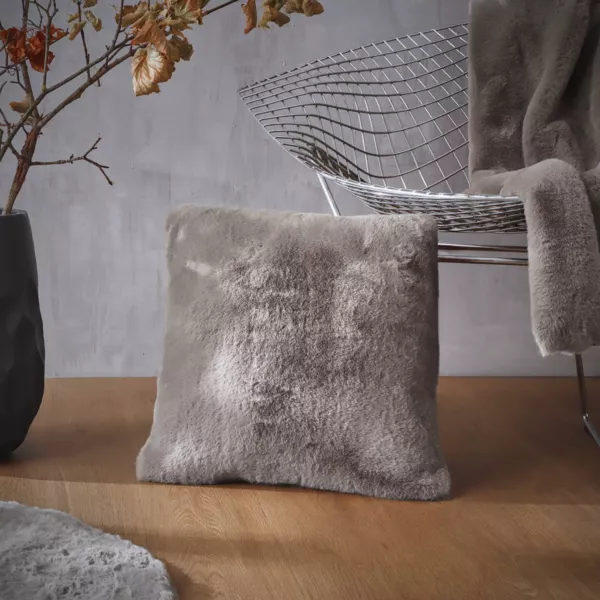 Coussin carr� fausse fourrure (45 x 45 cm) Finn Taupe