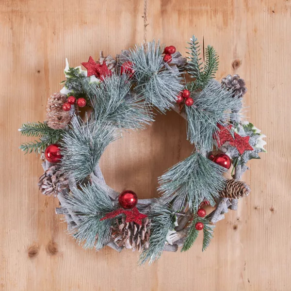 Kerstkrans kerstballen en natuur