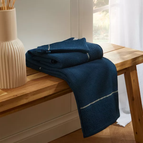 S�t med badeh�ndkl�der 50x90 cm + 70x130 cm + 1 vaskeklud Japandi Marinebl� og s�lv