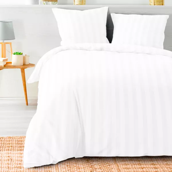 Housse de couette et deux taies microfibre (240 x 220 cm) Cleo Blanche