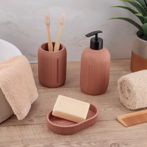 S�t med kop, s�bedispenser og s�besk�l i geometrisk minimalistisk rosablush resin