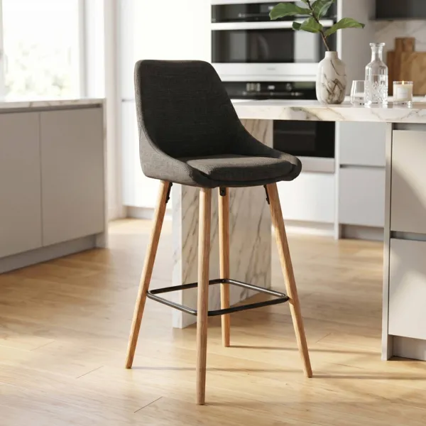 Set di 2 sedie per isola centrale con schienale in tessuto (Altezza seduta 67cm) Juno Grigio antracite gambe in quercia